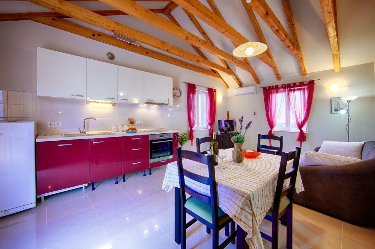 Betini Apartments - Authentic Island Escape Komiža Exterior foto